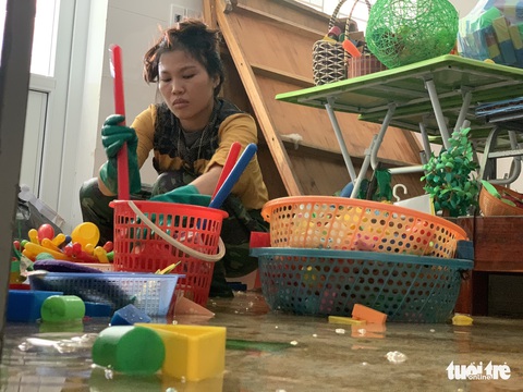 Bộ trưởng Phùng Xuân Nhạ: Không để học sinh vùng lũ đến trường thiếu sách vở - Ảnh 2. Bộ trưởng Phùng Xuân Nhạ: Không để học sinh vùng lũ đến trường thiếu sách vở - Ảnh 2.