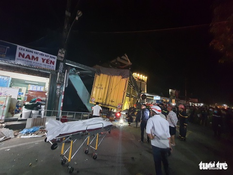 Sau tiếng nổ, xe tải tông xe 7 chỗ, nhiều xe máy rồi lao vào nhà dân, ít nhất 3 người chết - Ảnh 1. Sau tiếng nổ, xe tải tông xe 7 chỗ, nhiều xe máy rồi lao vào nhà dân, ít nhất 3 người chết - Ảnh 1.