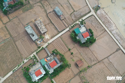 Hình ảnh thôn xóm miền Trung phủ đầy bùn nhìn từ trên cao - Ảnh 5. Hình ảnh thôn xóm miền Trung phủ đầy bùn nhìn từ trên cao - Ảnh 5.