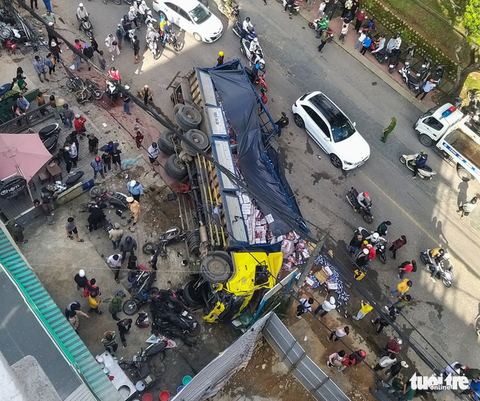 Xe tải chở bia không người lái tuột dốc tông nát hàng loạt xe máy - Ảnh 1. Xe tải chở bia không người lái tuột dốc tông nát hàng loạt xe máy - Ảnh 1.