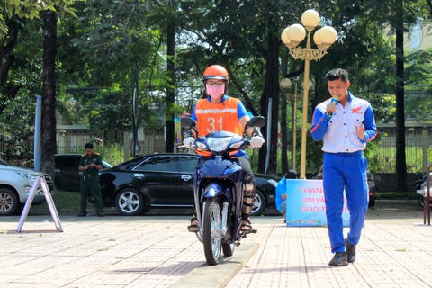 Đoàn viên, thanh niên phải đi đầu trong tuân thủ luật lệ giao thông - Ảnh 2. Đoàn viên, thanh niên phải đi đầu trong tuân thủ luật lệ giao thông - Ảnh 2.
