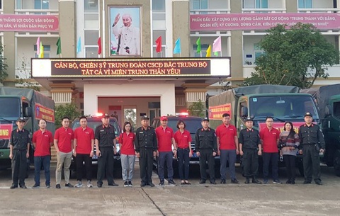 Vietlott phối hợp cùng Trung đoàn CSCĐ Bắc Trung Bộ trao nhu yếu phẩm đến người dân vùng thiên tai - Ảnh 1. Vietlott phối hợp cùng Trung đoàn CSCĐ Bắc Trung Bộ trao nhu yếu phẩm đến người dân vùng thiên tai - Ảnh 1.