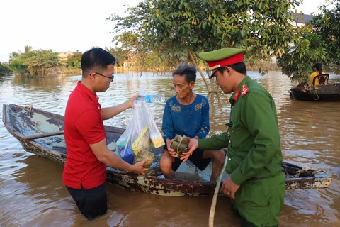 Vietlott phối hợp cùng Trung đoàn CSCĐ Bắc Trung Bộ trao nhu yếu phẩm đến người dân vùng thiên tai - Ảnh 2. Vietlott phối hợp cùng Trung đoàn CSCĐ Bắc Trung Bộ trao nhu yếu phẩm đến người dân vùng thiên tai - Ảnh 2.