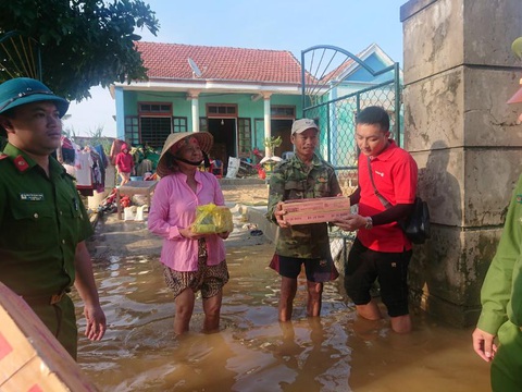Vietlott phối hợp cùng Trung đoàn CSCĐ Bắc Trung Bộ trao nhu yếu phẩm đến người dân vùng thiên tai - Ảnh 3. Vietlott phối hợp cùng Trung đoàn CSCĐ Bắc Trung Bộ trao nhu yếu phẩm đến người dân vùng thiên tai - Ảnh 3.