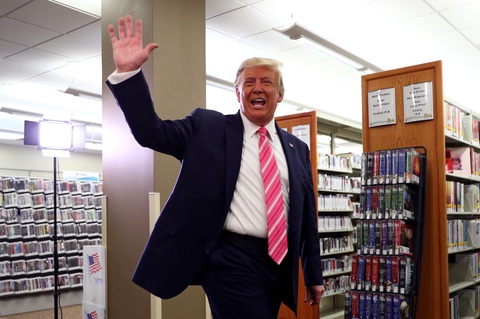 Ông Trump đi bỏ phiếu bầu cử sớm - Ảnh 1. Ông Trump đi bỏ phiếu bầu cử sớm - Ảnh 1.