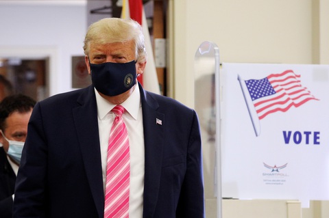 Ông Trump đi bỏ phiếu bầu cử sớm - Ảnh 2. Ông Trump đi bỏ phiếu bầu cử sớm - Ảnh 2.
