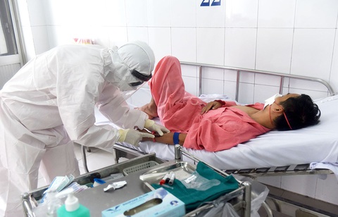 y bác sĩ chăm sóc cho bệnh nhân dương tính trong phòng cách ly của bệnh viện chợ rẫy y bác sĩ chăm sóc cho bệnh nhân dương tính trong phòng cách ly của bệnh viện chợ rẫy