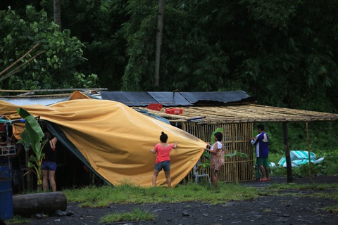 Hàng chục ngàn người Philippines bỏ nhà cửa vì bão Molave - Ảnh 1. Hàng chục ngàn người Philippines bỏ nhà cửa vì bão Molave - Ảnh 1.