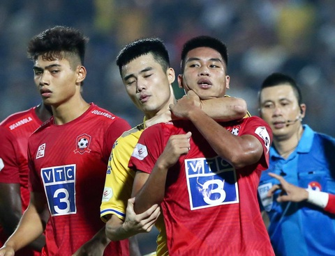 Video cầu thủ Hải Phòng đánh vào mặt đối thủ sau thẻ vàng thứ 2 - Ảnh 1. Video cầu thủ Hải Phòng đánh vào mặt đối thủ sau thẻ vàng thứ 2 - Ảnh 1.