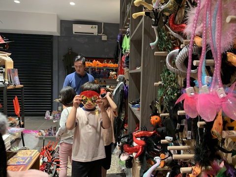 Halloween đã tăng độ nóng, hàng Trung Quốc vẫn áp đảo - Ảnh 6. Halloween đã tăng độ nóng, hàng Trung Quốc vẫn áp đảo - Ảnh 6.