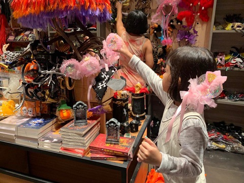 Halloween đã tăng độ nóng, hàng Trung Quốc vẫn áp đảo - Ảnh 5. Halloween đã tăng độ nóng, hàng Trung Quốc vẫn áp đảo - Ảnh 5.