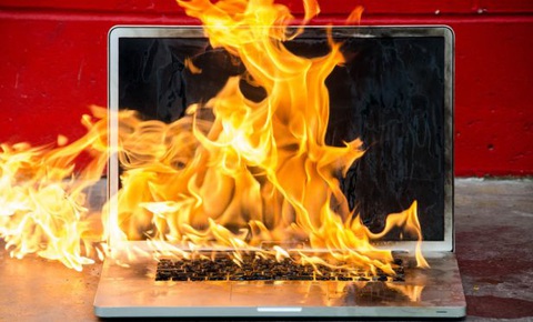 Không nên xài laptop khi đang sạc pin - Ảnh 1. Không nên xài laptop khi đang sạc pin - Ảnh 1.