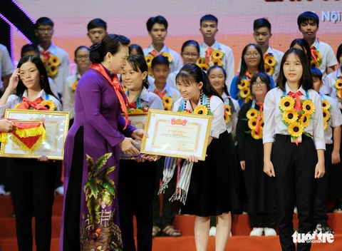 Biết giúp bạn khó khăn hơn mình, trở thành công dân tài đức - Ảnh 1. Biết giúp bạn khó khăn hơn mình, trở thành công dân tài đức - Ảnh 1.