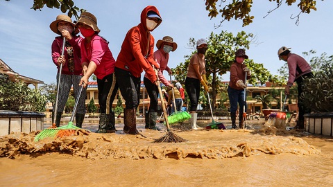 Lũ rút xuống, người đứng lên - Ảnh 3. Lũ rút xuống, người đứng lên - Ảnh 3.