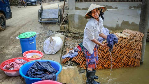 Lũ rút xuống, người đứng lên - Ảnh 1. Lũ rút xuống, người đứng lên - Ảnh 1.