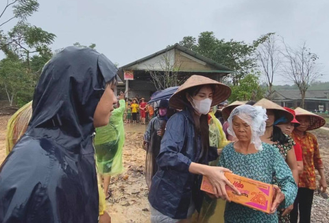 Thủy Tiên nhận đến 150 tỉ, tiếp tục trao tiền mặt, xây nhà cho vùng lũ - Ảnh 1. Thủy Tiên nhận đến 150 tỉ, tiếp tục trao tiền mặt, xây nhà cho vùng lũ - Ảnh 1.