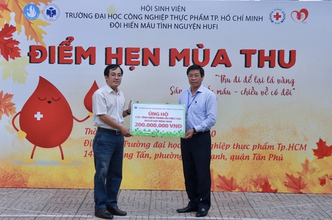 ĐH Công nghiệp thực phẩm TP.HCM ủng hộ 200 triệu đồng cho đồng bào miền Trung - Ảnh 1. ĐH Công nghiệp thực phẩm TP.HCM ủng hộ 200 triệu đồng cho đồng bào miền Trung - Ảnh 1.