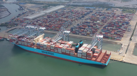 Một trong những tàu container lớn nhất thế giới lần đầu cập cảng Việt Nam - Ảnh 3. Một trong những tàu container lớn nhất thế giới lần đầu cập cảng Việt Nam - Ảnh 3.