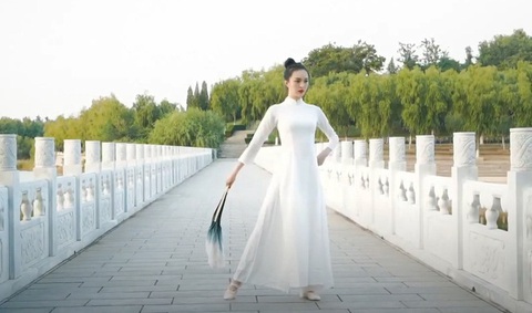 Nữ nhiếp ảnh gia Trung Quốc gây tranh cãi vì thiết kế giống áo dài Việt Nam - Ảnh 4. Nữ nhiếp ảnh gia Trung Quốc gây tranh cãi vì thiết kế giống áo dài Việt Nam - Ảnh 4.