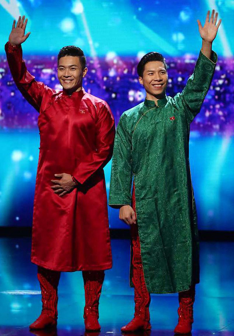 Quốc Cơ, Quốc Nghiệp đấu giá áo dài mặc tại Britains Got Talent ủng hộ miền Trung - Ảnh 1. Quốc Cơ, Quốc Nghiệp đấu giá áo dài mặc tại Britains Got Talent ủng hộ miền Trung - Ảnh 1.