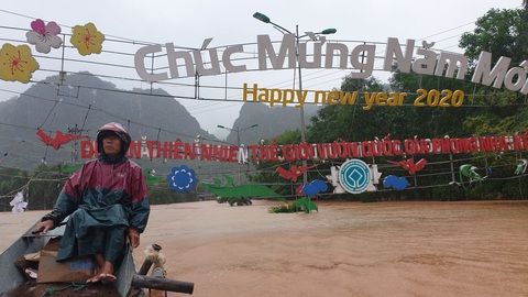 Bỏ mặc nhà ngập sâu, hai cha con chèo đò đi cứu người - Ảnh 1. Bỏ mặc nhà ngập sâu, hai cha con chèo đò đi cứu người - Ảnh 1.