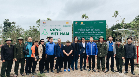 Hà Anh Tuấn trồng 1.800 cây rừng để giúp chống lũ trong dự án Rừng Việt Nam - Ảnh 1. Hà Anh Tuấn trồng 1.800 cây rừng để giúp chống lũ trong dự án Rừng Việt Nam - Ảnh 1.