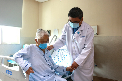Thay khớp háng, khớp gối thành công cho cụ bà 105 tuổi - Ảnh 1. Thay khớp háng, khớp gối thành công cho cụ bà 105 tuổi - Ảnh 1.