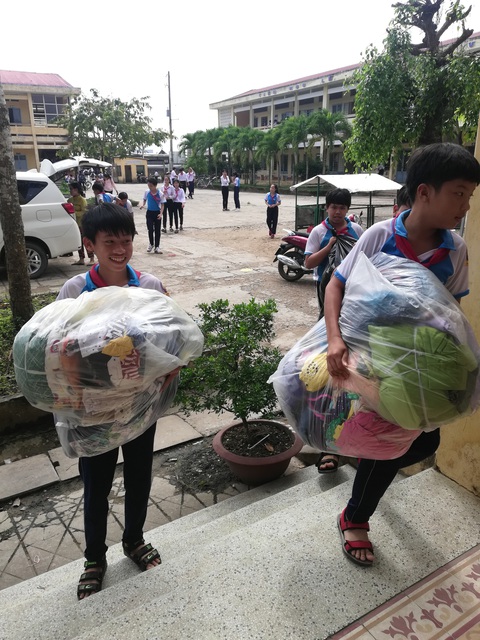 Bán vé số, sửa quần áo, quyên góp tập sách ủng hộ miền Trung - Ảnh 4. Bán vé số, sửa quần áo, quyên góp tập sách ủng hộ miền Trung - Ảnh 4.