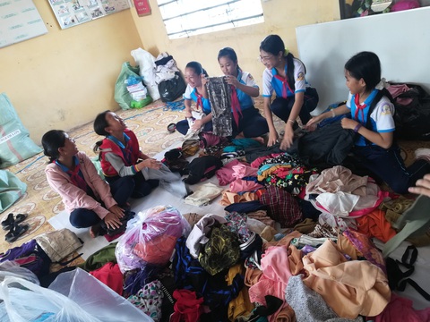 Bán vé số, sửa quần áo, quyên góp tập sách ủng hộ miền Trung - Ảnh 3. Bán vé số, sửa quần áo, quyên góp tập sách ủng hộ miền Trung - Ảnh 3.