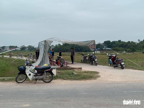 Chặn xe chở rác ở Hà Nội, người dân mong sớm nhận được tiền bồi thường, hỗ trợ - Ảnh 2. Chặn xe chở rác ở Hà Nội, người dân mong sớm nhận được tiền bồi thường, hỗ trợ - Ảnh 2.