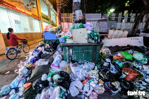 Chặn xe chở rác ở Hà Nội, người dân mong sớm nhận được tiền bồi thường, hỗ trợ - Ảnh 1. Chặn xe chở rác ở Hà Nội, người dân mong sớm nhận được tiền bồi thường, hỗ trợ - Ảnh 1.