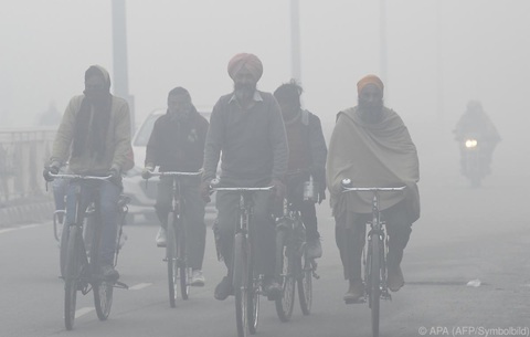 Khói mù bao trùm cả thủ đô New Delhi của Ấn Độ - Ảnh 1. Khói mù bao trùm cả thủ đô New Delhi của Ấn Độ - Ảnh 1.