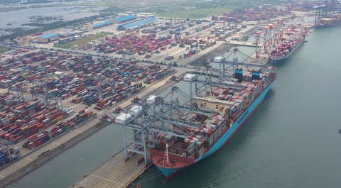 Một trong những tàu container lớn nhất thế giới lần đầu cập cảng Việt Nam - Ảnh 2. Một trong những tàu container lớn nhất thế giới lần đầu cập cảng Việt Nam - Ảnh 2.