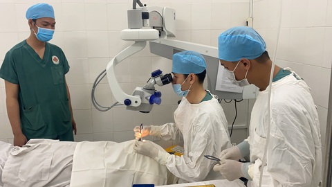 Người phụ nữ bị ung thư hiến giác mạc, đem lại ánh sáng cho 2 chàng trai trẻ - Ảnh 2. Người phụ nữ bị ung thư hiến giác mạc, đem lại ánh sáng cho 2 chàng trai trẻ - Ảnh 2.