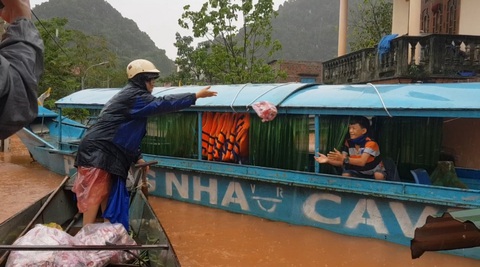 Bỏ mặc nhà ngập sâu, hai cha con chèo đò đi cứu người - Ảnh 3. Bỏ mặc nhà ngập sâu, hai cha con chèo đò đi cứu người - Ảnh 3.