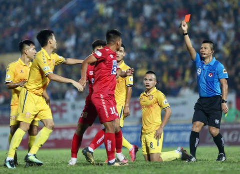 Nguyễn Thanh Thụ bị đình chỉ thi đấu 2 trận vì ném bóng vào mặt Hồng Duy - Ảnh 1. Nguyễn Thanh Thụ bị đình chỉ thi đấu 2 trận vì ném bóng vào mặt Hồng Duy - Ảnh 1.