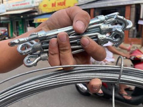 Người Đà Nẵng nháo nhào mua vật dụng chèn chống bão - Ảnh 6. Người Đà Nẵng nháo nhào mua vật dụng chèn chống bão - Ảnh 6.