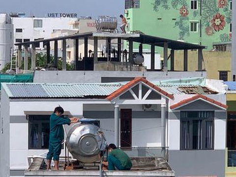 Người Đà Nẵng nháo nhào mua vật dụng chèn chống bão - Ảnh 14. Người Đà Nẵng nháo nhào mua vật dụng chèn chống bão - Ảnh 14.