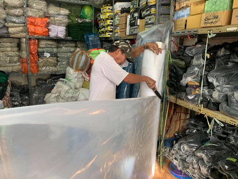 Người Đà Nẵng nháo nhào mua vật dụng chèn chống bão - Ảnh 3. Người Đà Nẵng nháo nhào mua vật dụng chèn chống bão - Ảnh 3.