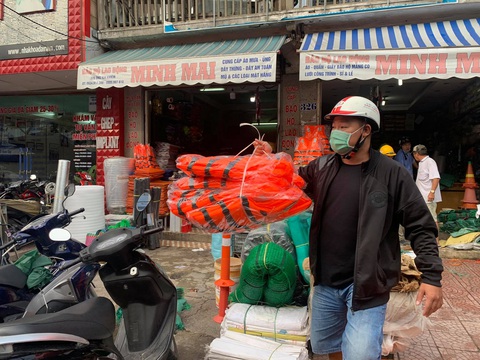 Người Đà Nẵng nháo nhào mua vật dụng chèn chống bão - Ảnh 4. Người Đà Nẵng nháo nhào mua vật dụng chèn chống bão - Ảnh 4.