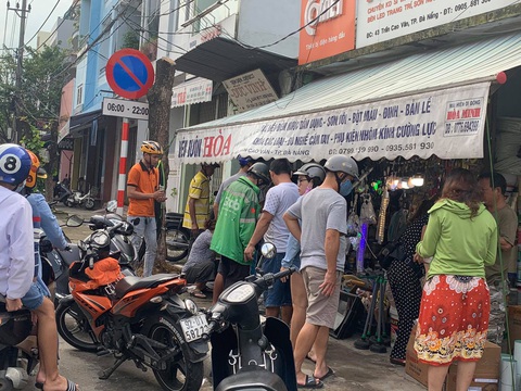Người Đà Nẵng nháo nhào mua vật dụng chèn chống bão - Ảnh 1. Người Đà Nẵng nháo nhào mua vật dụng chèn chống bão - Ảnh 1.