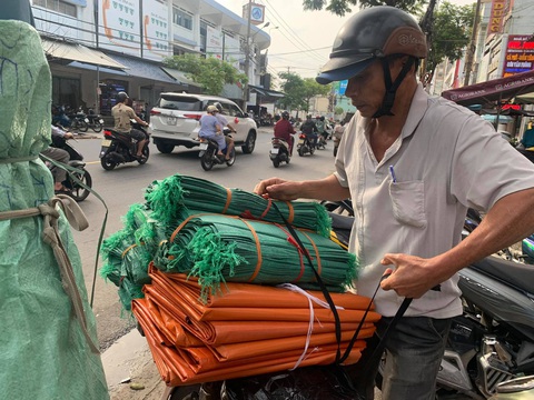 Người Đà Nẵng nháo nhào mua vật dụng chèn chống bão - Ảnh 7. Người Đà Nẵng nháo nhào mua vật dụng chèn chống bão - Ảnh 7.