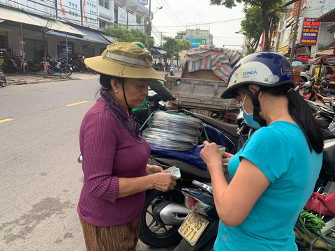 Người Đà Nẵng nháo nhào mua vật dụng chèn chống bão - Ảnh 8. Người Đà Nẵng nháo nhào mua vật dụng chèn chống bão - Ảnh 8.