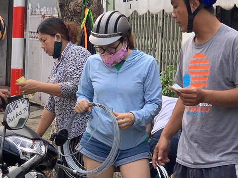 Người Đà Nẵng nháo nhào mua vật dụng chèn chống bão - Ảnh 10. Người Đà Nẵng nháo nhào mua vật dụng chèn chống bão - Ảnh 10.