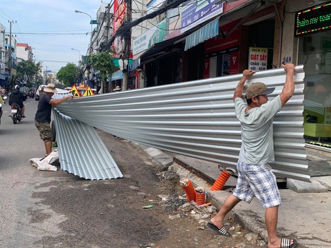 Người Đà Nẵng nháo nhào mua vật dụng chèn chống bão - Ảnh 12. Người Đà Nẵng nháo nhào mua vật dụng chèn chống bão - Ảnh 12.