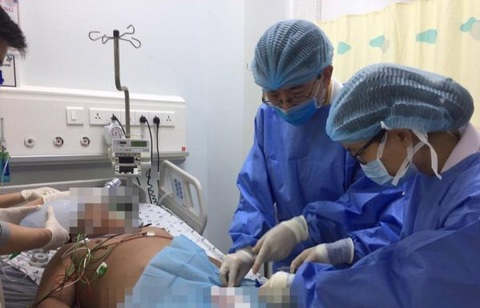 Chơi nhấn đầu xuống nước khi bơi, thiếu niên 14 tuổi bị phù phổi - Ảnh 1. Chơi nhấn đầu xuống nước khi bơi, thiếu niên 14 tuổi bị phù phổi - Ảnh 1.
