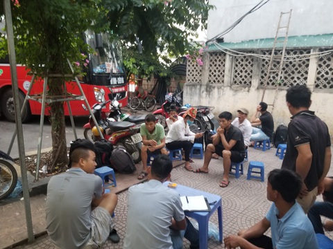 Hoa mắt với cò việc làm ở bến xe - Ảnh 1. Hoa mắt với cò việc làm ở bến xe - Ảnh 1.