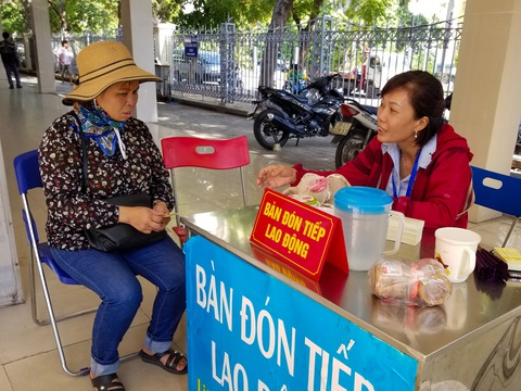 Hoa mắt với cò việc làm ở bến xe - Ảnh 3. Hoa mắt với cò việc làm ở bến xe - Ảnh 3.