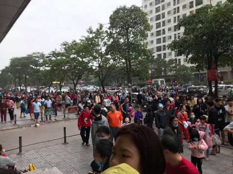 Cháy tại chung cư Linh Đàm, hàng ngàn người hoảng loạn tháo chạy - Ảnh 4. Cháy tại chung cư Linh Đàm, hàng ngàn người hoảng loạn tháo chạy - Ảnh 4.