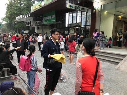 Cháy tại chung cư Linh Đàm, hàng ngàn người hoảng loạn tháo chạy - Ảnh 2. Cháy tại chung cư Linh Đàm, hàng ngàn người hoảng loạn tháo chạy - Ảnh 2.